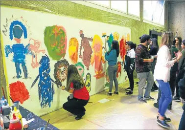  ?? FOTOS: MARCELO ABALLAY ?? EN ACCION. Juntos, pintaron murales. “Los chicos no se dejan manipular fácilmente”, dice Del Corral.