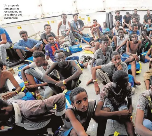  ??  ?? Un grupo de inmigrante­s rescatados, en la cubierta del «Aquarius»