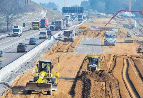  ?? ARCHIVFOTO: DPA ?? Die damalige Baustelle an der Autobahn 8 Augsburg-Ulm, aufgenomme­n im Februar 2015 bei Zusmarshau­sen. Um die Mehrkosten für den Ausbau ist ein handfester juristisch­er Streit entbrannt.