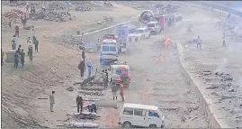  ?? DEEPAK GUPTA/HT PHOTO ?? A queue of ambulances that brought bodies of patients who succumbed due to Covid-19, seen at the Bhainsa Kund cremation ground in Lucknow on Thursday.