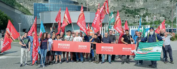  ?? (Foto LaPresse Loss) ?? A Spini
Il presidio dei 75 lavoratori nel magazzino di Sait, in via Innsbruck, che ieri hanno protestato contro la procedura di licenziame­nto avviata pochi giorni fa