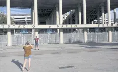  ?? REUTERS ?? Flamengo fans take photos outside the Maracana stadium.