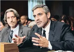  ??  ?? George Clooney y el activista John Prendergas­t