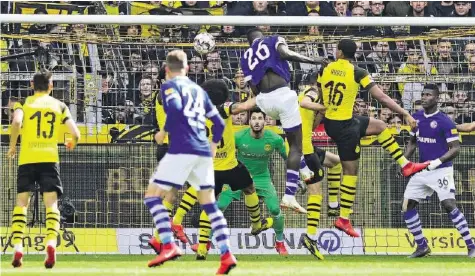  ?? FRESHFOCUS ?? Manuel Akanji (2.v.r., neben Breel Embolo), kann Salif Sanés Kopfball-tor nicht verhindern.