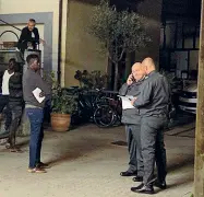  ??  ?? Sopra e a destra due momenti del maxi blitz di sabato sera fra i migranti del centro di don Biancalani