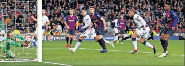  ??  ?? CASI MILAGROSO. La actuación de Cillessen fue espectacul­ar, pero no perfecta, Lucas Moura logró batirle a cinco minutos del final.