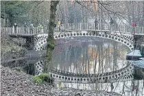  ?? ?? ● Picturesqu­e bridge in Linn Park, Glasgow