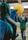  ?? Foto: Polizei ?? Keine Angst vor Bällen: Ausbildung bei der Reiterstaf­fel.