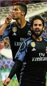  ??  ?? Reals Isco (vorne) jubelt nach seinem Treffer zum : mit Cristiano Ronaldo. Foto: Sergio Perez, Reuters