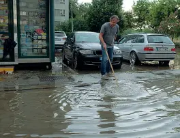  ??  ?? Trenta millimetri Nei 10 minuti di tempesta tropicale sono caduti circa 30 millimetri d’acqua, troppi perché i tombini e le idrovore riuscisser­o a smaltirla. Le strade si sono allagate