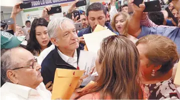  ??  ?? Combate. López Obrador rechazó que su gobierno vaya buscar detener capos luego de la intimidaci­ón sufrida.