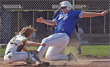  ?? DAVID DALTON — FOR MEDIANEWS GROUP ?? Jonathon Haygood of Warren Woods-Tower scores on a sacrifice fly as Fraser catcher Leo Meatte tries to retrieve the baseball in the second inning of a MAC crossover game Wednesday.