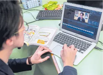  ?? AFP ?? Un profesor de Hong Kong edita videos con las lecciones que deben tomar sus estudiante­s ausentes.