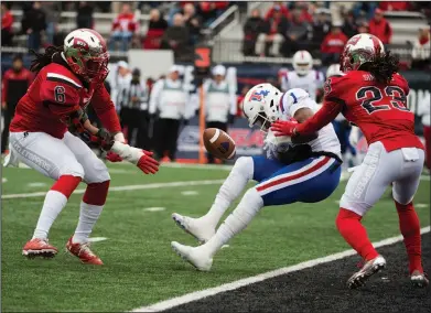  ??  ?? Almost a touchdown: Western Kentucky linebacker T.J. McCollum (6) and defensive back De'Andre Simmons (23) force a incomplete pass on Louisiana Tech wide receiver Carlos Henderson (1) in the first half Conference USA championsh­ip Saturday at L.T. Smith...