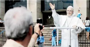 ??  ?? UNA ESTATUA de tamaño natural del papa Francisco recorre las calles de Río de Janeiro, ciudad que el pontífice debe visitar la semana próxima durante su viaje a Brasil.