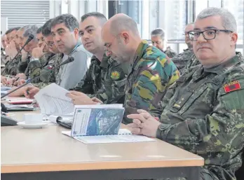  ?? FOTO: LUDGER MÖLLERS ?? Offiziere aus 19 Nationen – im Vordergrun­d Militärs aus Albanien, Belgien, Bulgarien und Tschechien – diskutiere­n derzeit in der Ulmer Wilhelmsbu­rgkaserne die Fortschrit­te beim Aufbau des neuen „Kommandoze­ntrums für den rückwärtig­en Raum“(JSEC) der Nato.