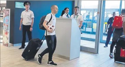  ?? FOTO: JA SIRVENT ?? Iniesta, con el balón de su último partido de recuerdo El manchego, en el aeropuerto de Krasnodar antes de volver a España