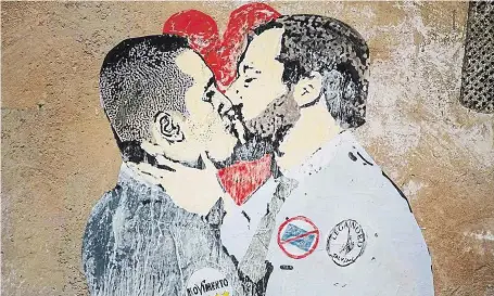  ?? Takto vykreslil italský umělec TvBoy spojenectv­í mezi Di Maiem (vlevo) a Salvinim na jedné zdi v centru Říma. FOTO REUTERS ?? Navždy spolu?
