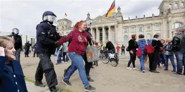  ?? Ansa ?? Merkel nel mirino Arresti a Berlino, chi protesta se la prende anche con la cancellier­a