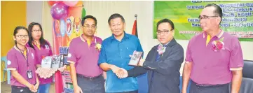  ??  ?? Minggu (second right) presents a token of recognitio­n to Yong, who is also a life member of Kapit District Malaysian Diabetes Club. Looking on are Dr Jusoh on Yong’s right, Dr Esther (left) and Lawrence (right).