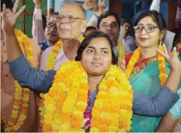  ?? — PTI ?? Uttar Pradesh Board Class 10 topper Anjali Verma shows a victory sign after obtaining 96.33 per cent marks in Allahabad on Sunday.