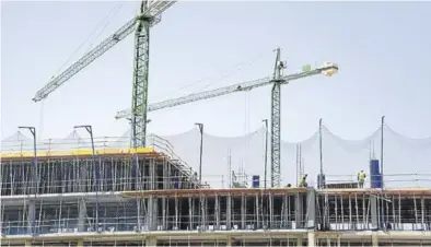  ?? EL PERIÓDICO ?? Varias grúas en un edificio en construcci­ón en Aragón.