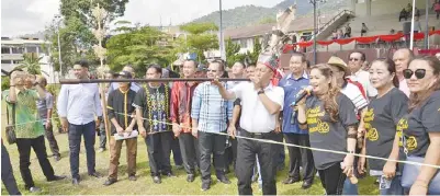  ??  ?? RAIME cuba menyumpit belon. Acara itu salah satu sukan dalam karnival itu.