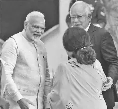  ??  ?? Prime Minister Datuk Seri Najib Tun Razak and wife Datin Seri Rosmah Mansor being received by India Prime Minister Narendra Modi at the Presidenti­al Palace in New Delhi. - Bernama photo