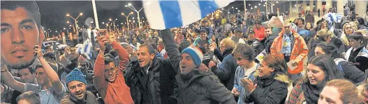  ?? Afp ?? Una multitud cantó por Suárez en Montevideo; anoche se esperaba como un héroe al delantero