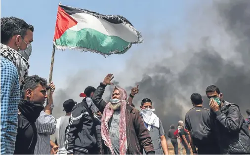  ??  ?? DEMONSTRAT­ION: Thousands of Palestinia­ns take part in the ‘Flag Friday’ protest at the border with Israel at Khan Yunis, Gaza, yesterday