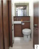  ??  ?? 2. Le cabinet de toilette est digne d’un logement « en dur » ! Seule l’aération, avec un lanterneau central pour l’ensemble douche/WC, prête le flanc à la critique…