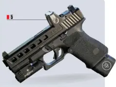  ??  ?? Foto 5: corredera custom, botón de retén de cargador extendido, un Plus 3 en el cargador, apuntador láser, y ymira holográfic­a combinada con alza y guión sobredimen­sionados, todo sobre una Glock.