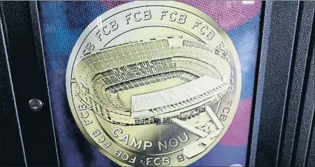  ?? XAVIER CERVERA ?? Imagen de una máquina que facilita monedas conmemorat­ivas del Camp Nou, ubicada en la tribuna del estadio