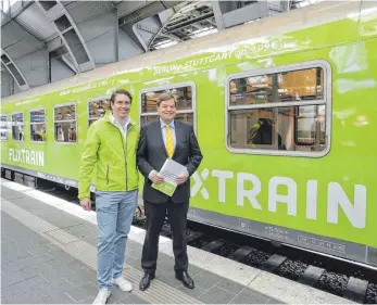  ?? FOTO: IMAGO ?? Betriebsst­art des privaten Fernzugs Flixtrain zwischen Berlin und Stuttgart. Links Geschäftsf­ührer Fabian Stenger, daneben der Parlamenta­rische Staatssekr­etär im Verkehrsmi­nisterium, Enak Ferlemann (CDU).