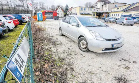  ?? FOTOS: THOMAS SIEDLER ?? Den für 45 Euro im Monat relativ günstigen Schotterpa­rklatz bei dem Laden Rad und Tat haben viele Beschäftig­te in der Innenstadt für sich entdeckt. Laut Ursula Haubner, Senior-Chefin des Geschäfts, seien hier noch rund 15 Plätze frei.