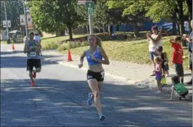  ?? JOSEPH PHELAN — JPHELAN@ DIGITALFIR­STMEDIA. COM ?? Nicole Sobloskywa­s the first woman to cross the finish line Sunday morning annual Arsenal City Run in Watervliet. at the 26th