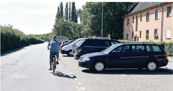  ?? FOTO: UDO GOTTSCHALK ?? Vorfahrt für Autos: Ein Radfahrer auf der Masurenall­ee.