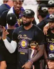  ?? Foto: dpa ?? LeBron James feiert seinen vierten Titel‰ gewinn in der NBA.