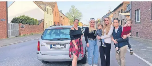  ?? FOTO: MVS ?? Lisa Kappes, Sophia Kamps, Johanna Brückl und Yvonne Samardzic (v.l.) haben es satt, dass ihre Autos am Fahrbahnra­nd ständig angefahren werden.