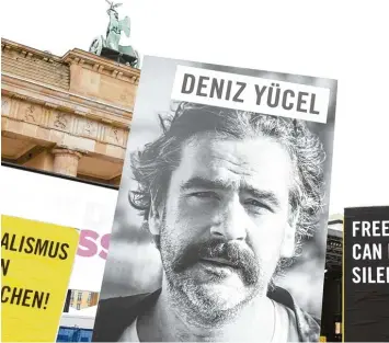  ?? Foto: Ralf Müller. imago ?? Immer wieder organisier­en Unterstütz­er von Deniz Yücel Proteste gegen die Inhaftieru­ng des „Welt“Journalist­en Deniz Yücel in der Türkei. Der 44 Jährige sitzt seit einem Jahr im Gefängnis. NIEDERLAND­E