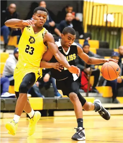  ?? KIRSTEN STICKNEY/FOR THE SUN-TIMES ?? Orr’s Reggie Strong (left), defending Corliss’ Na’Shawn Townsen, had 15 points and six rebounds Thursday.