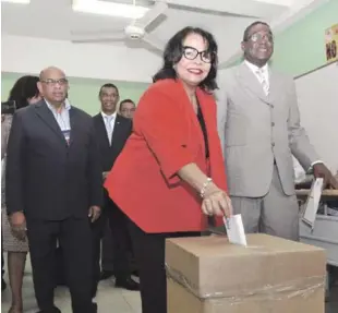  ?? VÍCTOR RAMÍREZ/LISTÍN DIARIO ?? ACADEMIA. La doctora Emma Polanco vota durante las elecciones celebradas ayer en la Universida­d Autónoma de Santo Domingo (UASD), certamen en que resultó electa rectora para el período 2018-2022.