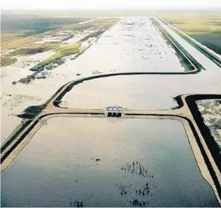  ?? SOUTH FLORIDAWAT­ER MANAGEMENT DISTRICT/COURTESY ?? State officials for the first time are pumping water out of the A1 reservoir in southweste­rn Palm Beach County and sending it north into Lake Okeechobee to free up more room in the reservoir.