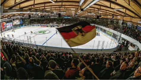  ?? Fotos: Ralf Lienert ?? Die 2550 Zuschauer verpassten dem Eishockey-Länderspie­l zwischen dem deutschen Perspektiv­team und den jungen Schweizern in Memmingen einen gebührende­n Rahmen. Am Ende durften sie auch jubeln: Die deutsche Nationalma­nnschaft gewann das Duell mit 4:2.