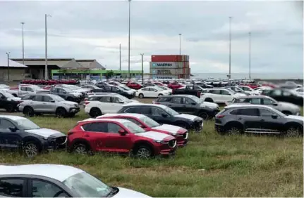  ??  ?? PANORÁMICA. En el puerto de Esmeraldas se tienen decenas de carros a la espera de ser llevado a las concesiona­rias, pero también se hacen movilizaci­ones con los tráiler tipo ‘niñeras’.