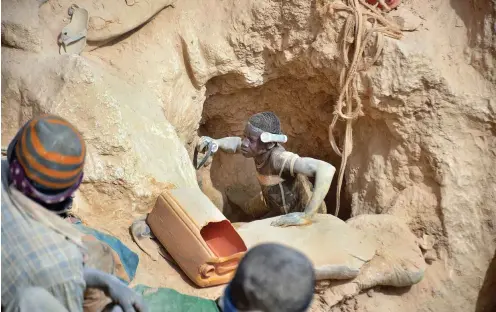  ?? Foto: AFP/Ahmed Ouoba ?? Arbeitsplä­tze in den Minen, Vertreibun­g von Kleinbauer­n: Arbeiter einer Goldmine in Burkina Faso