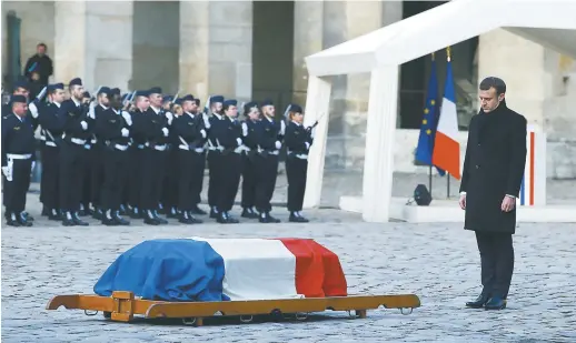  ??  ?? Emmanuel Macron, devant le cercueil de Jean d’Ormesson. - Associated Press: François Mori