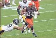  ?? Joshua Gunter, cleveland.com/Joshua Gunter, cleveland.com/cleveland.com/Tns ?? Cleveland Browns running back Nick Chubb runs for a touchdown against the Pittsburgh Steelers in the first half.