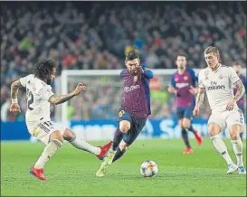  ?? FOTO: PEP MORATA ?? Marcelo con el balón durante el partido de ayer en el Camp Nou