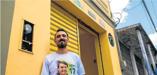  ?? FOTOS: YAN BOECHAT/ESTADÃO ?? Eleitor. O engenheiro agrônomo Elliton Aguiar em frente ao comitê de campanha que ajudou a abrir em Chapadinha (MA) para apoiar Bolsonaro